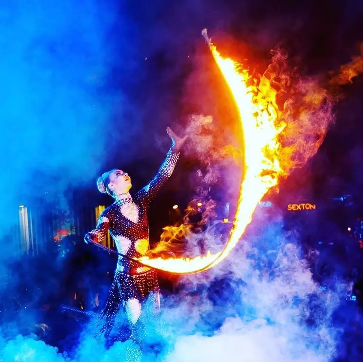 огненное шоу со скакалкой и спецэффектами в стиле Гэтсби на выпускной в Москве | Pandora Show