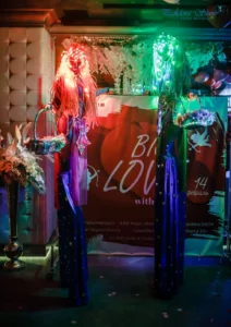 Световые неоновые ходулисты на встречу гостей в Москве на выпускной и на корпоратив | Pandora Show